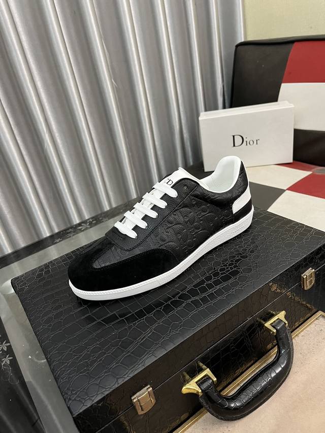 出厂价： Dior 迪奥中帮休闲运动鞋专柜同步上线延续 Di*R的经典款式。鞋面选用印花效果搭配原版牛皮革制作，“Cd Icon”造型的鞋带孔眼巧妙精致，双色橡